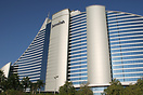 Jumeirah Beach Hotel's ingenious design provides 598 luxury rooms and ...